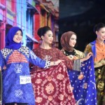 Batik khas Surabaya diperagakan duta wisata Cak dan Ning di Surabaya. (ANTARA/HO-Diskominfo Surabaya)-1668666967