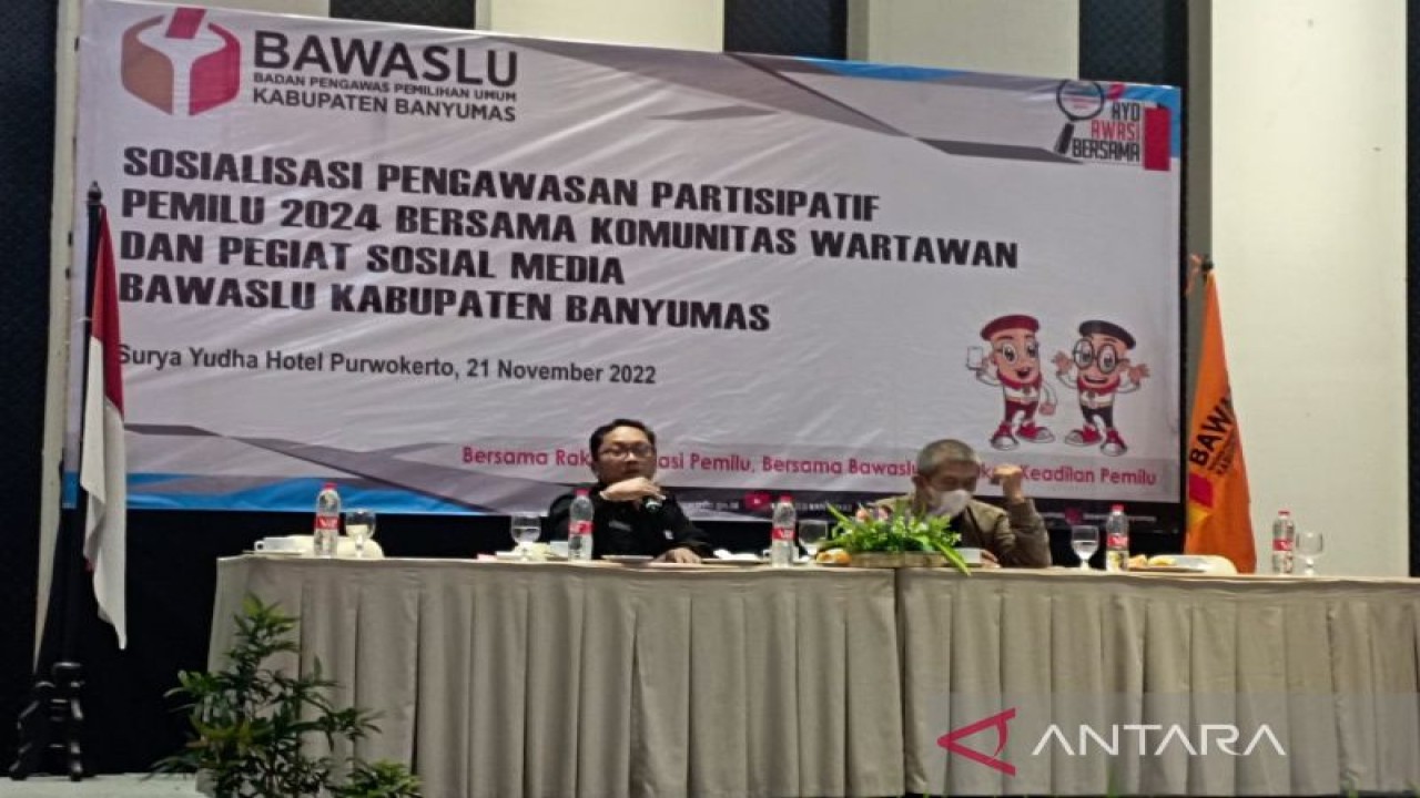 Koordinator Divisi Pencegahan Partisipasi Masyarakat dan Humas Bawaslu Kabupaten Banyumas Yon Daryono (kiri) dan Sekjen KIPP Kaka Suminta (kanan) dalam kegiatan Sosialisasi Pengawasan Partisipatif Pemilu 2024 Bersama Komunitas Wartawan dan Pegiat Media Sosial di Purwokerto, Banyumas, Senin (21/11/2022). ANTARA/Sumarwoto