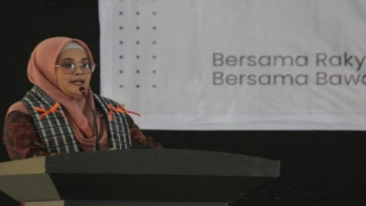 Anggota Bawaslu RI Lolly Suhenty pada sosialisasi pengawasan Pemilu partisipatif pemilu 2024 mengajak pemuda Sulbar mengantisipasi hoaks pemilu di kampus Universitas Al Asy'ariah Mandar (Unasman) Kabupaten Polman, Selasa (22/11/2022) ANTARA Foto/ M Faisal Hanapi