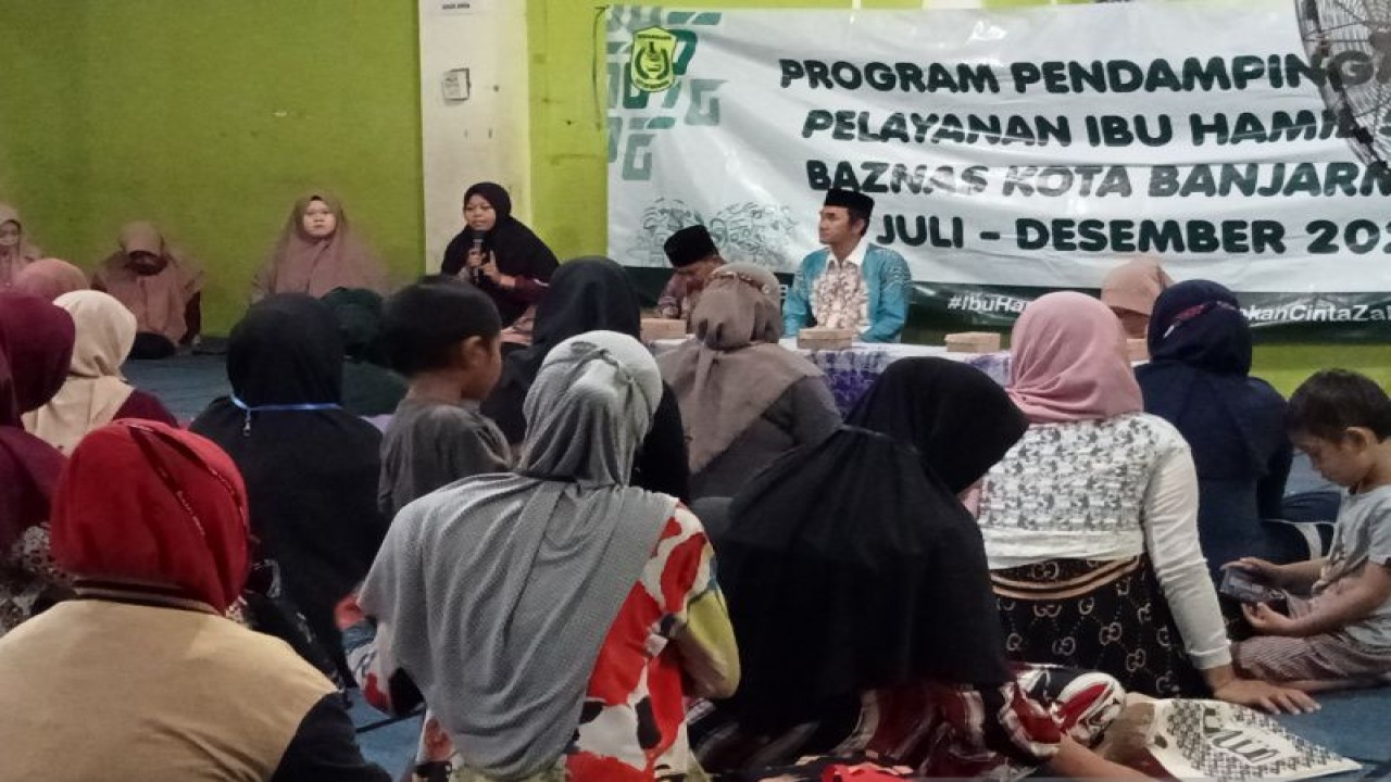 BAZNAS Kota Banjarmasin saat menggelar program pendampingan dan pelayanan ibu hamil sehat BAZNAS Kota Banjarmasin periode Juli--Desember 2022 yang diselenggarakan di Mesjid Agung Kota Banjarmasin, Kamis.(17/11/2022). FOTO ANTARA/Sukarli