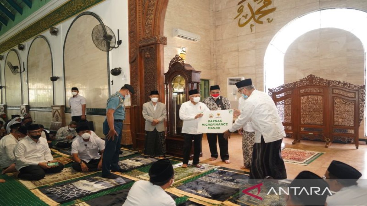 Wakil Presiden Ma'ruf Amin bersama Badan Amil Zakat Nasional (Baznas) menyerahkan program bantuan pendanaan usaha mikro (microfinance) kepada jemaah Masjid Agung Jawa Tengah di Kota Semarang pada Jumat (18/11/2022). (ANTARA/HO-BPMI Setwapres)