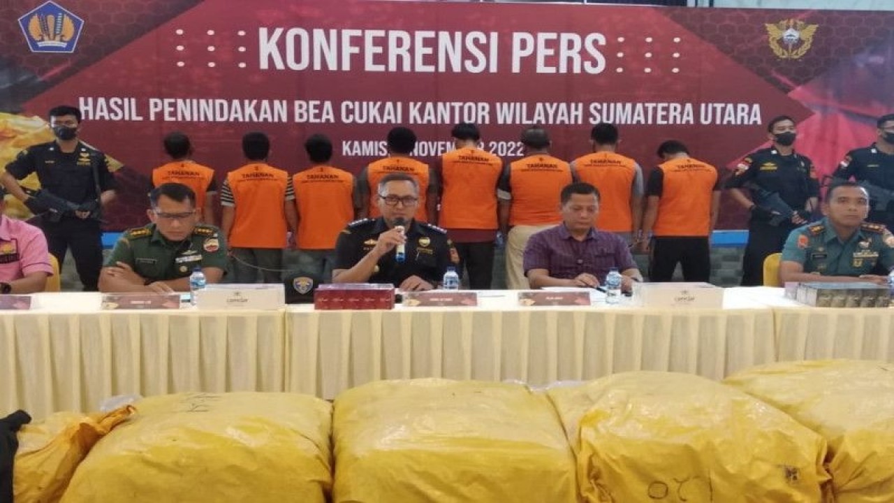 Kabid Penindakan dan Penyidikan Bea dan Cukai Kanwil Sumut Achmad Fatoni (nomor 3 dari kiri) menyampaikan kasus penindakan rokok ilegal dan penyelundupan pakaian bekas. (Foto:ANTARA/HO)