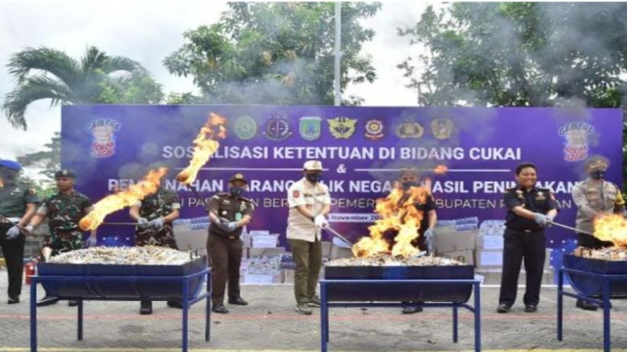 Pemusnahan jutaan batang rokok ilegal oleh Bea dan Cukai Pasuruan. ANTARA/HO-Pemkab Pasuruan