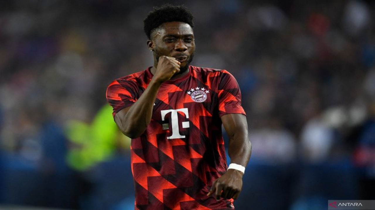 Bek sayap kiri Bayern Muenchen Alphonso Davies melakukan pemanasan sebelum pertandingan Grup C Liga Champions lawan Barcelona di Camp Nou pada 26 November 2022. ANTARA/AFP/PAU BARRENA