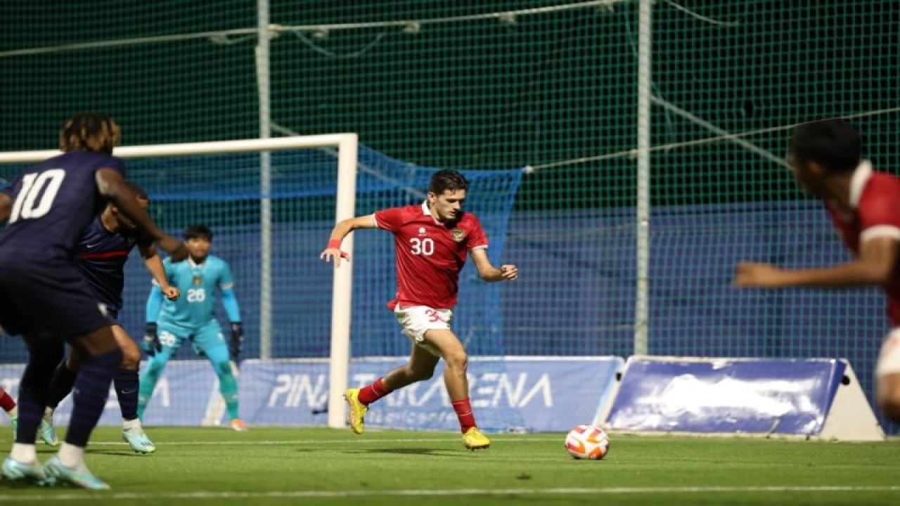 Bek tengah tim nasional U-20 Indonesia Justin Hubner (tengah) menggiring bola pada laga persahabatan kontra Prancis di Pinatar Arena, Murcia, Spanyol, Jumat (18/11/2022), yang berakhir dengan skor 6-0 untuk kemenangan Prancis. (ANTARA/HO-PSSI)