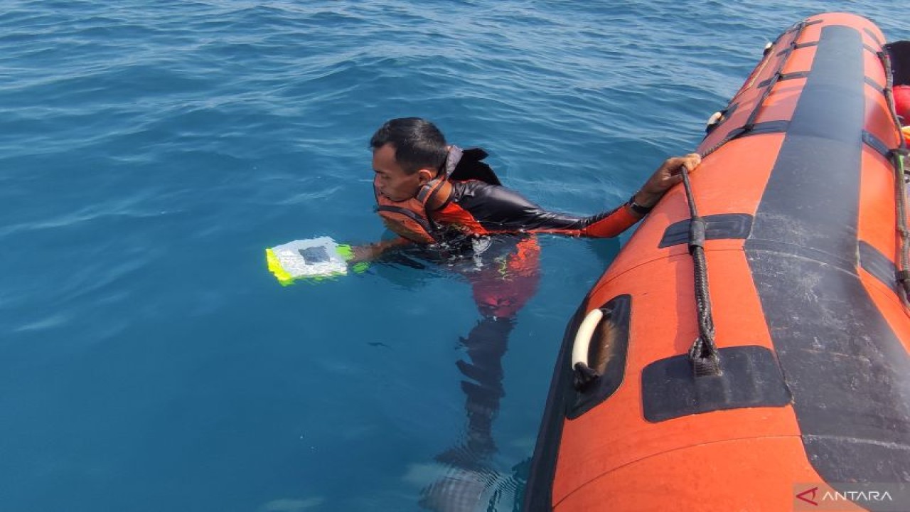 Seorang anggota Tim SAR gabungan melakukan evakuasi serpihan dari helikopter milik Polri Helikopter NBO 105/P-1103 yang jatuh di perairan Manggar, Belitung Timur, Kepulauan Bangka Belitung, Selasa (29/11/2022). (ANTARA FOTO/HO-Kantor SAR Pangkal Pinang/tom)