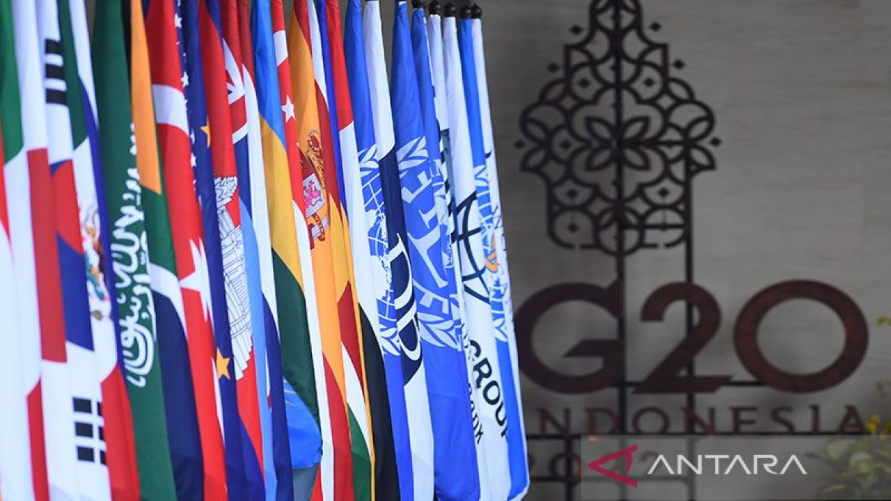 Bendera negara-negara anggota KTT G20 di Nusa Dua, Bali, Selasa (15/11/2022). ANTARA FOTO/Media Center G20 Indonesia/Akbar Nugroho Gumay/nym. (ANTARA FOTO/Akbar Nugroho Gumay)