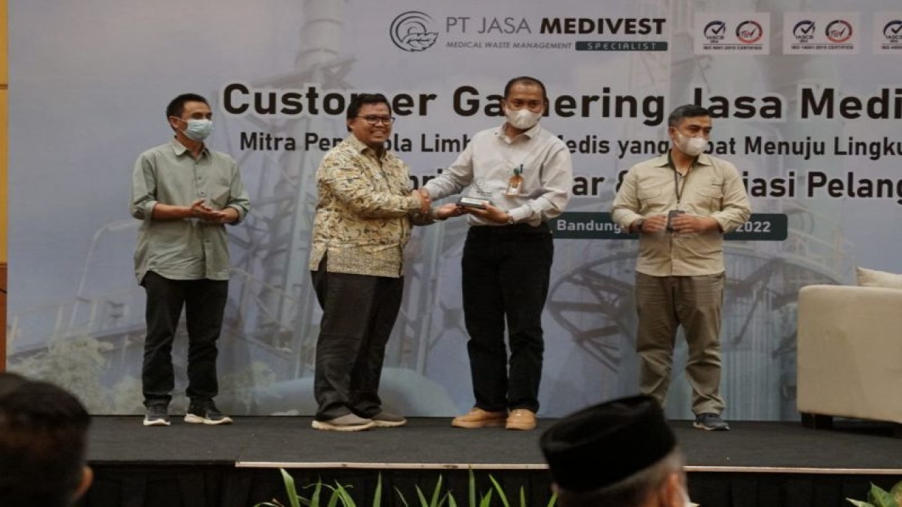 Direktur PT Jasa Medivest Beni Cahyadi saat pemberian penghargaan. (ANTARA/HO-Jasa Medivest)