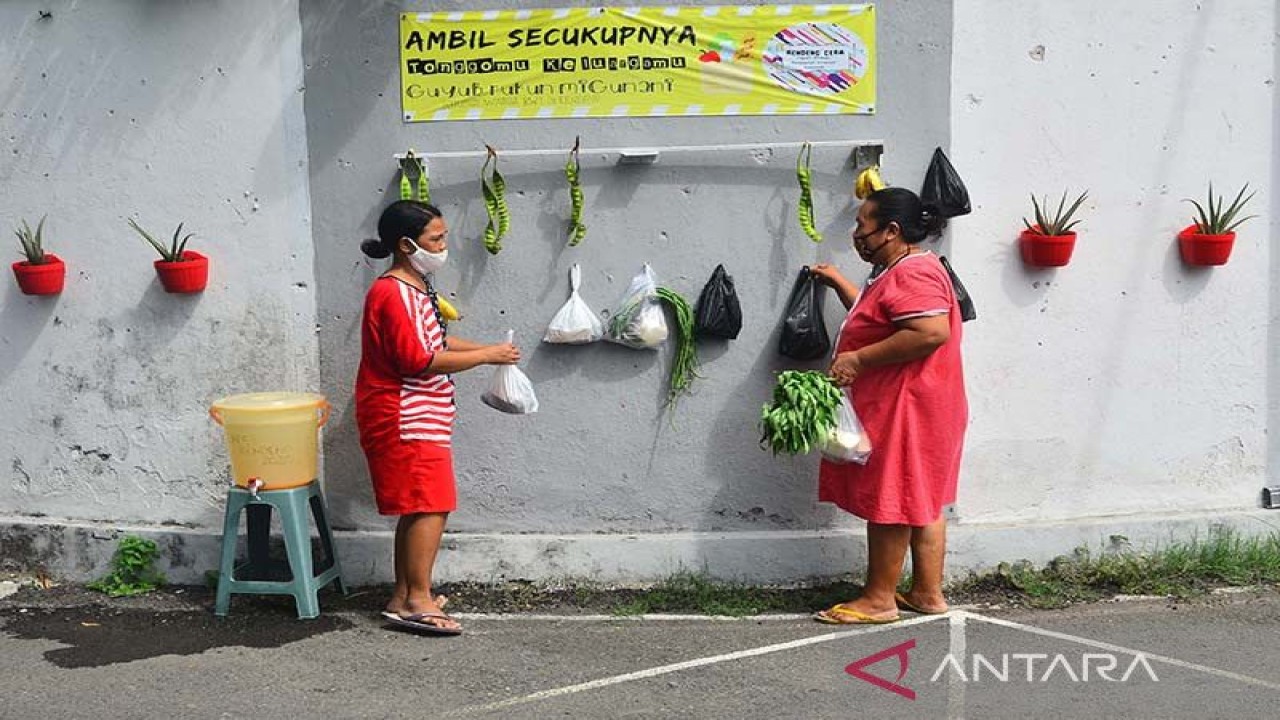 Ilustrasi - Kegiatan Jogo Tonggo sebagai inisiatif antarwarga untuk saling berbagi bahan makanan gratis di tengah pandemi COVID-19. (ANTARA FOTO/Yusuf Nugroho/pras/aa)