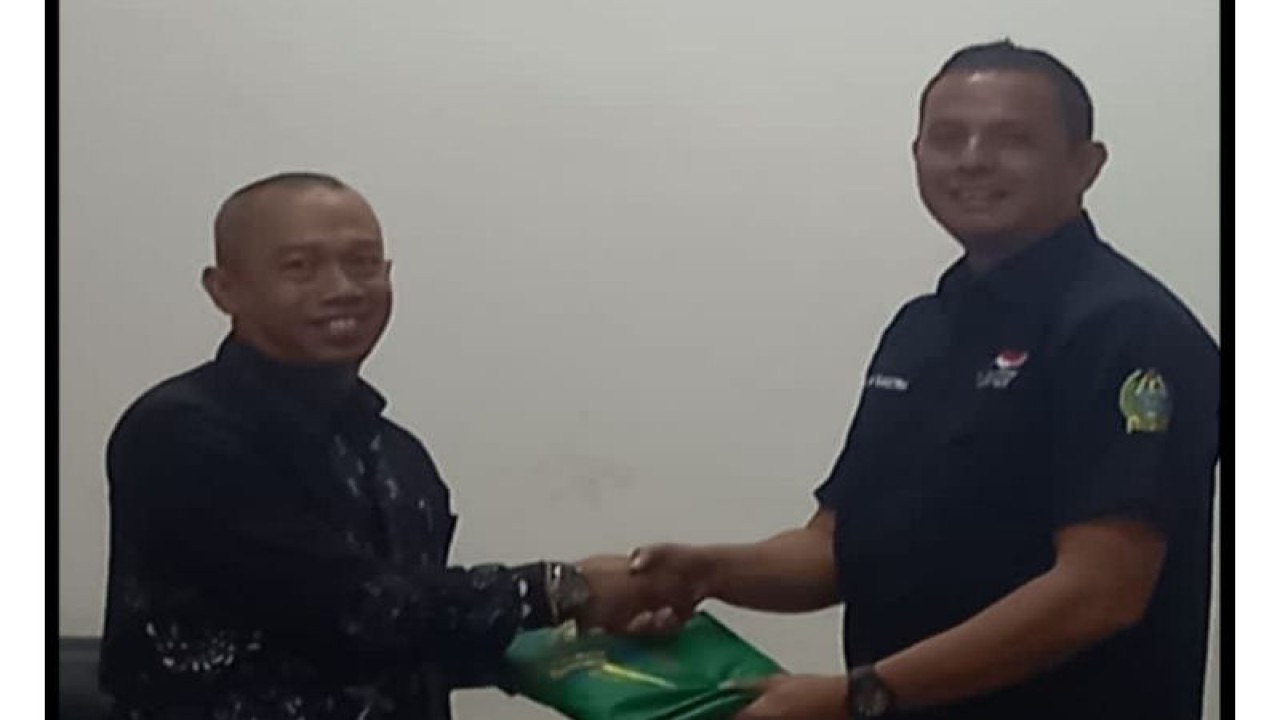 Ketua NPC DIY, Hariyanto dan Ketua NPC Sumut Alan Sastra Ginting bertukar cendramata (ANTARA/HO)