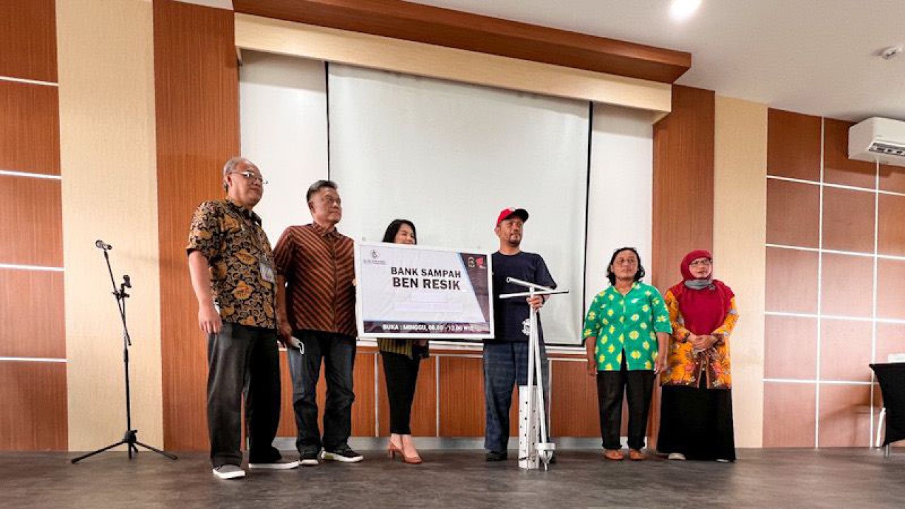 Penyerahan bantuan CSR peralatan pembuatan biopori untuk bank sampah di Kota Yogyakarta dari Bank Indonesia di Yogyakarta, Kamis (24/11/2022) (FOTO ANTARA/Eka AR)