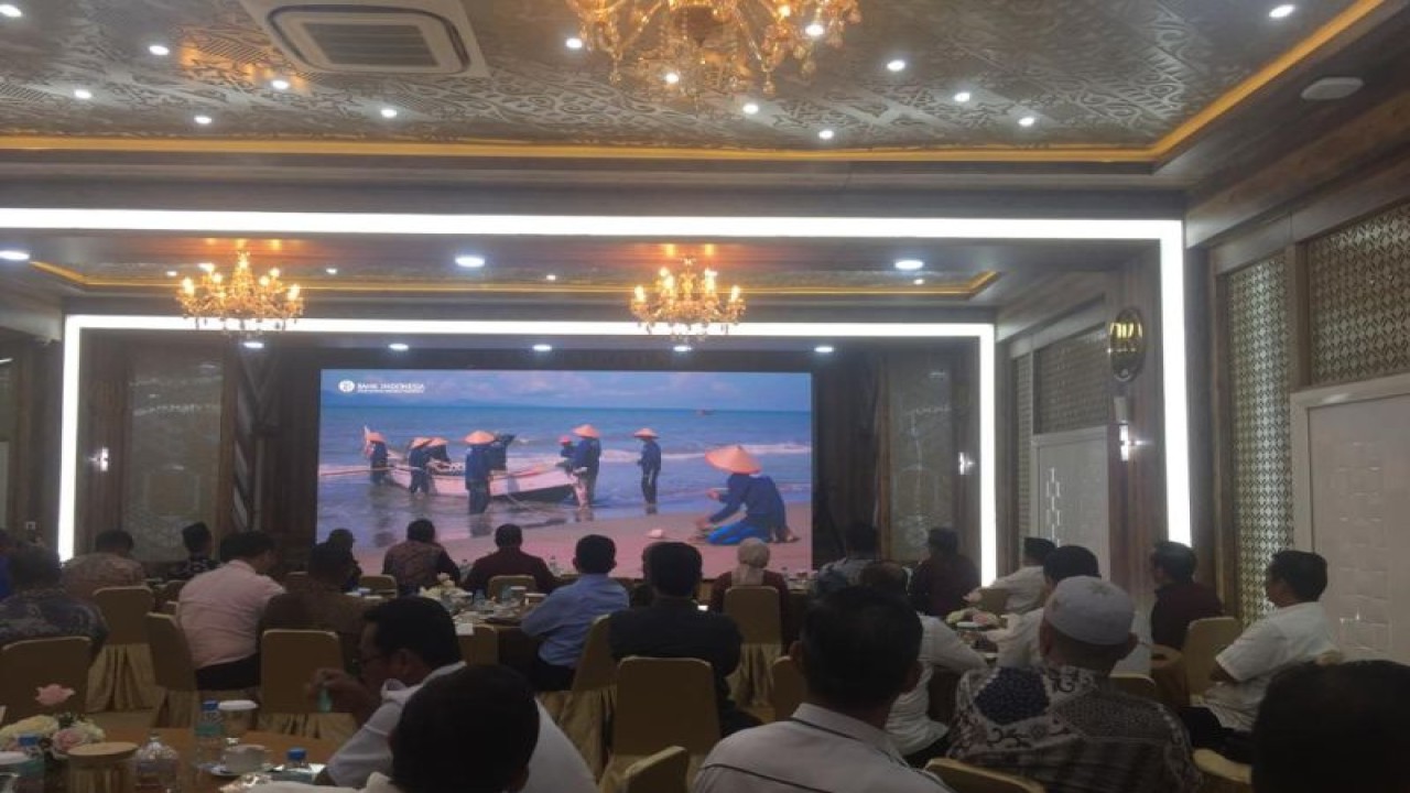 Bank Indonesia menampilkan video perkembangan ekonomi dalam Pertemuan Tahunan Bank Indonesia 2022 di Provinsi Aceh yang dipusatkan di Auditorium Teuku Umar, Bank Indonesia Provinsi Aceh di Banda Aceh, Rabu (30/11/2022). ANTARA/M Ifdhal.