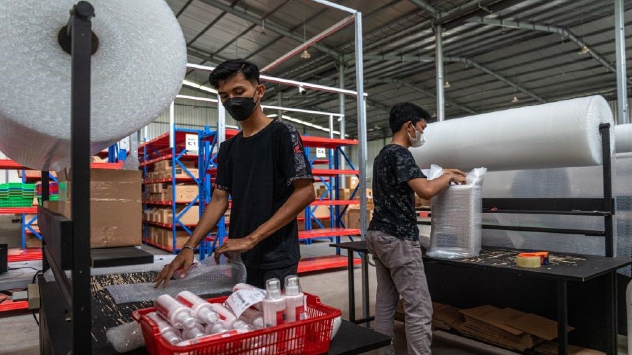 Sejumlah karyawan membungkus barang pesanan milik pelaku UKM penyewa gudang bersama (Shared Warehouse) di Gudang Shipper Semarang, Jawa Tengah, Selasa (25/10/2022). ANTARA FOTO/Aji Styawan/foc. (ANTARA FOTO/AJI STYAWAN)