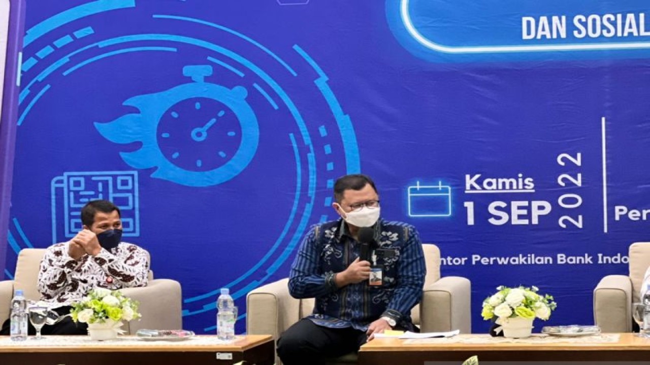 Kepala Kantor Perwakilan BI Provinsi Sulteng Dwiyanto Cahyo Sumirat (kanan) mensosialisasikan penggunaan BI-FAST dan QRIS kepada pihak perbankan dan pelaku usaha UMKM dan ritel dalam Focus Group Discussion (FGD) implementasi penggunaan QRIS di Sulteng bersama pihak perbankan dan pelaku usaha di Kantor Perwakilan BI Sulteng di Kota Palu, Kamis (1/9). ANTARA/Muhammad Arayandi