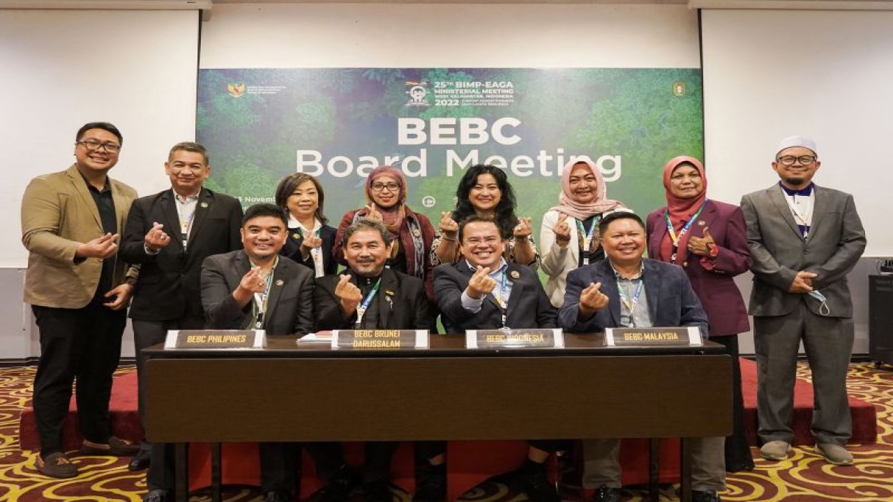 Haji Alimen Jaafar (BEBC Brunei Darussalam), Pengiran Haji Haris Duraman (BEBC Brunei Chairman), Sayid Irwan (BEBC Indonesia Chairman) dan Carl Moosom (BEBC Sabah Chairman) dan sejumlah anggota BEBC berfoto bersama dalam jumpa pers usai pertemuan BIMP-EAGA Bussines Council (BEBC) dari empat negara anggota di Pontianak, Kalimantan Barat, Rabu (23/11/2022). (ANTARA/HO-Humas Dinas Kominfo Kalimantan Barat).