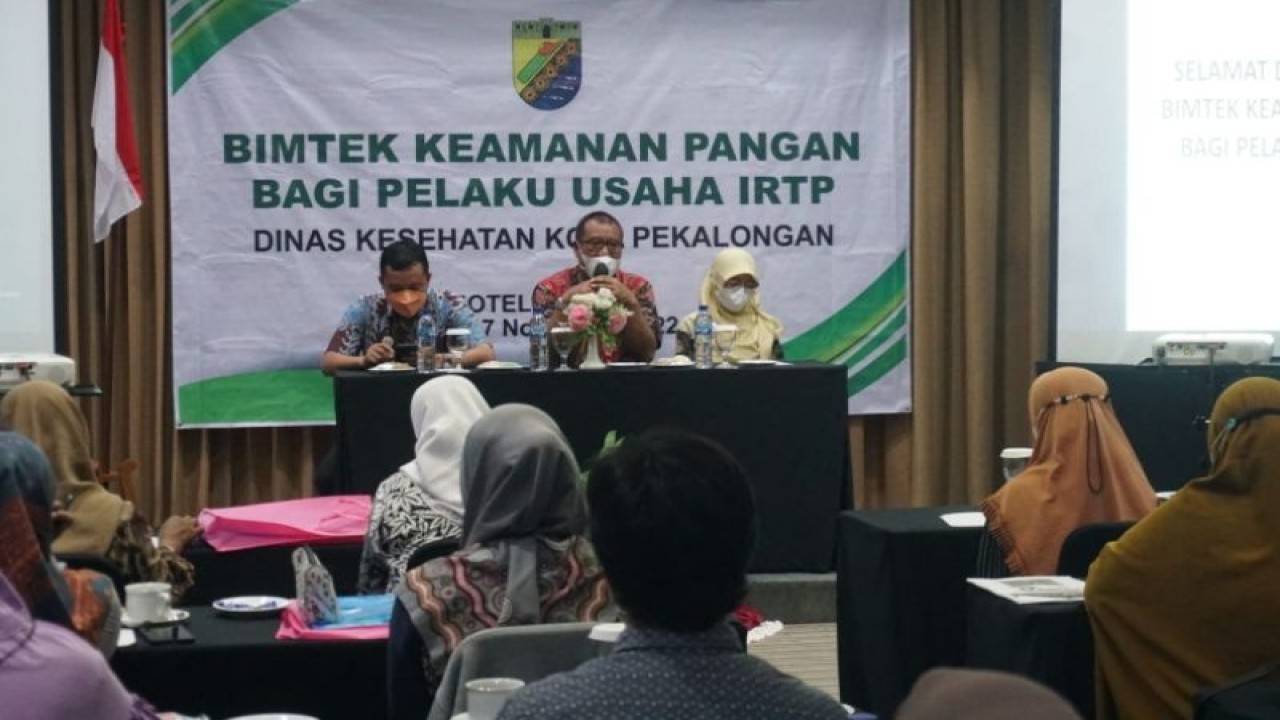 Kepala Dinas Kesehatan Kota Pekalongan Slamet Budiyanto (tengah) saat memberikan bimbingan teknis keamanan pangan bagi pelaku usaha industri rumah tangga pangan, Rabu (16/11/2022). (ANTARA/HO-Humas Kota Pekalongan)