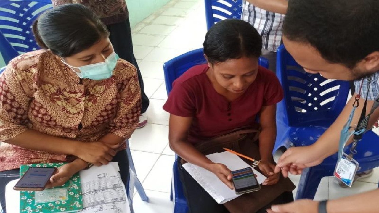 Beberapa ibu rumah tangga sedang mengisi formulir untuk pemutakhiran PK-21. (ANTARA/HO-BKKBN)