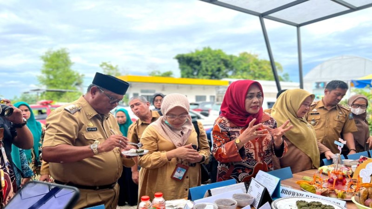 Kepala Perwakilan BKKBN Hj Andi Ritamariani bersama Wabup Soppeng H Lutfi Halide saat menghadiri pameran aneka pangan lokal yang dapat meningkatkan gizi keluarga. Antara/ HO-BKKBN Sulsel