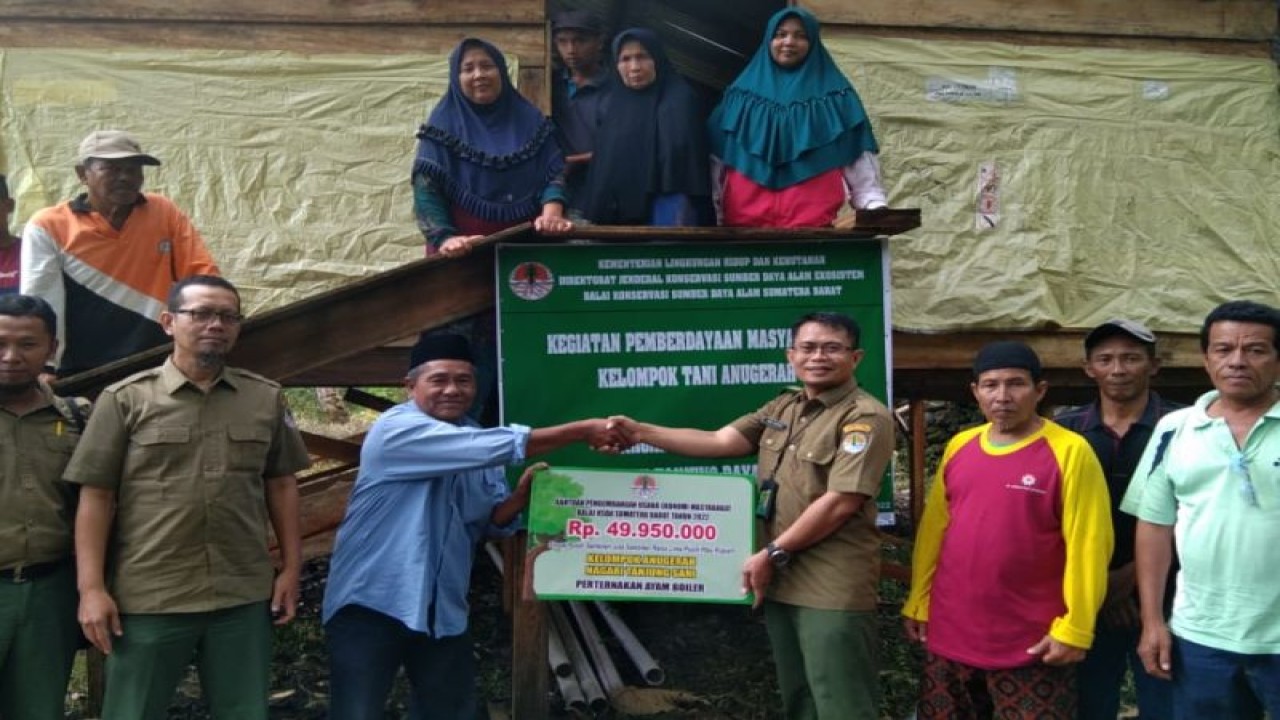 Kepala BKSDA Sumbar Ardi Andono menyerahkan bantuan kepada ketua kelompok. (ANTARA/HO-BKSDA Sumbar)