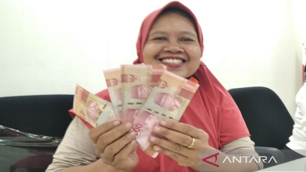 Seorang warga Kudus menunjukkan uang dari program bantuan langsung tunai (BLT). ANTARA/Akhmad Nazaruddin Lathif.