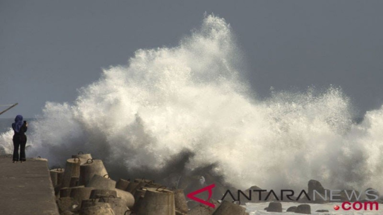 Arsip Foto. Wisatawan mengamati gelombang tinggi yang menghempas area pinggir Pantai Glagah di Kulonprogo, Daerah Istimewa Yogyakarta. (ANTARA /Andreas Fitri Atmoko)