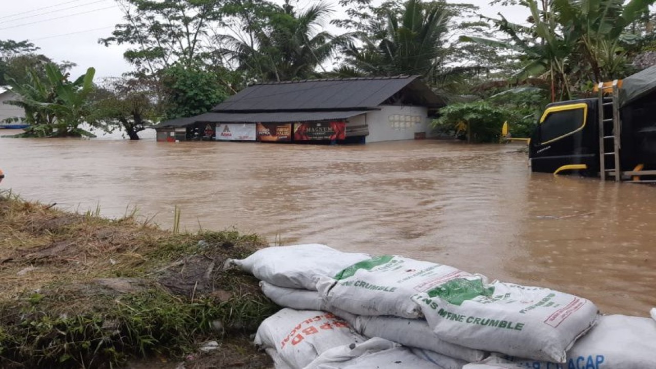 Ilustrasi - Genangan banjir di ruas jalan nasional Jalur Lintas Selatan Selatan (JLSS) Jawa Tengah, Desa Cinyawang, Kecamatan Patimuan, Kabupaten Cilacap, Rabu (26/10/2022). ANTARA/HO-BPBD Cilacap