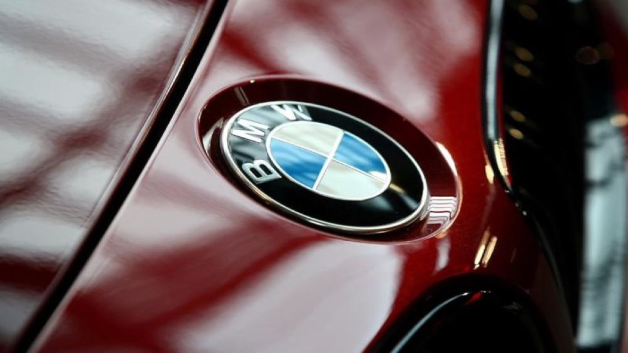 Ilustrasi. Logo pada kendaraan BMW. (Reuters)