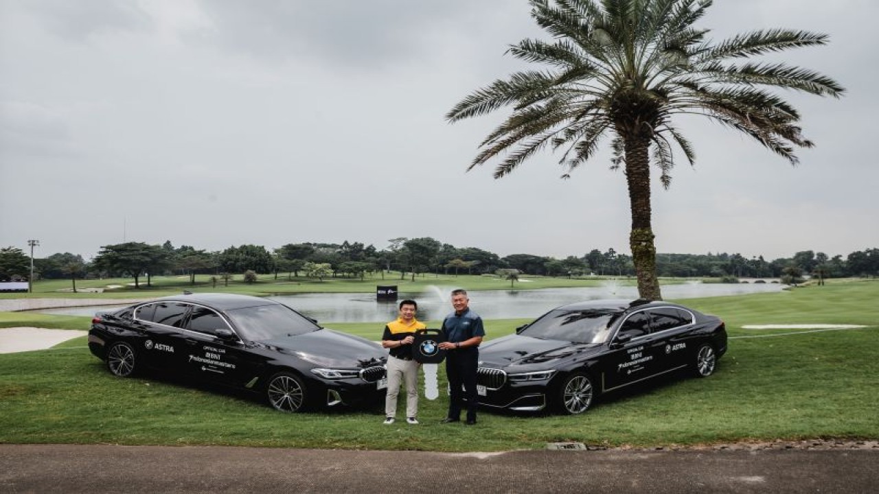 Chief Executive BMW Astra Sanfrantis Tanu (kiri) secara simbolis menyerahkan mobil BMW untuk digunakan pegolf yang tampil di Indonesian Masters 2022 kepada Pendiri Indonesian Masters dan Ketua Asian Tour Jimmy Masrin usai konferensi pers di Royale Jakarta Golf Club, Senin (28/11/2022). (ANTARA/HO-BMW Astra)