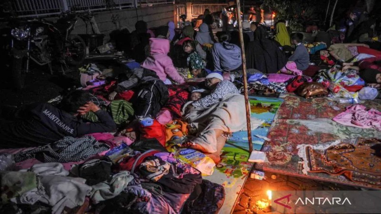 Warga mengungsi di halaman rumah mengantisipasi adanya gempa susulan di Kampung Cijedil, Kabupaten Cianjur, Jawa Barat, Senin (21/11/2022). ANTARA FOTO/Raisan Al Farisi/wsj.