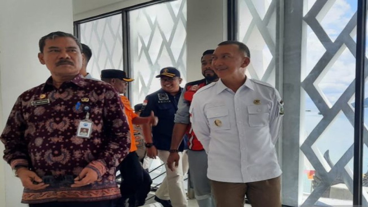 Deputi I Badan Nasional Pengelolaan Perbatasan (BNPP), Robert Simbolon (kiri) saat meninjau Pos Lintas Batas Negara (PLBN) Serasan di Serasan , Natuna, Kepri, Rabu (16/11/2022). (FOTO ANTARA/Cherman)