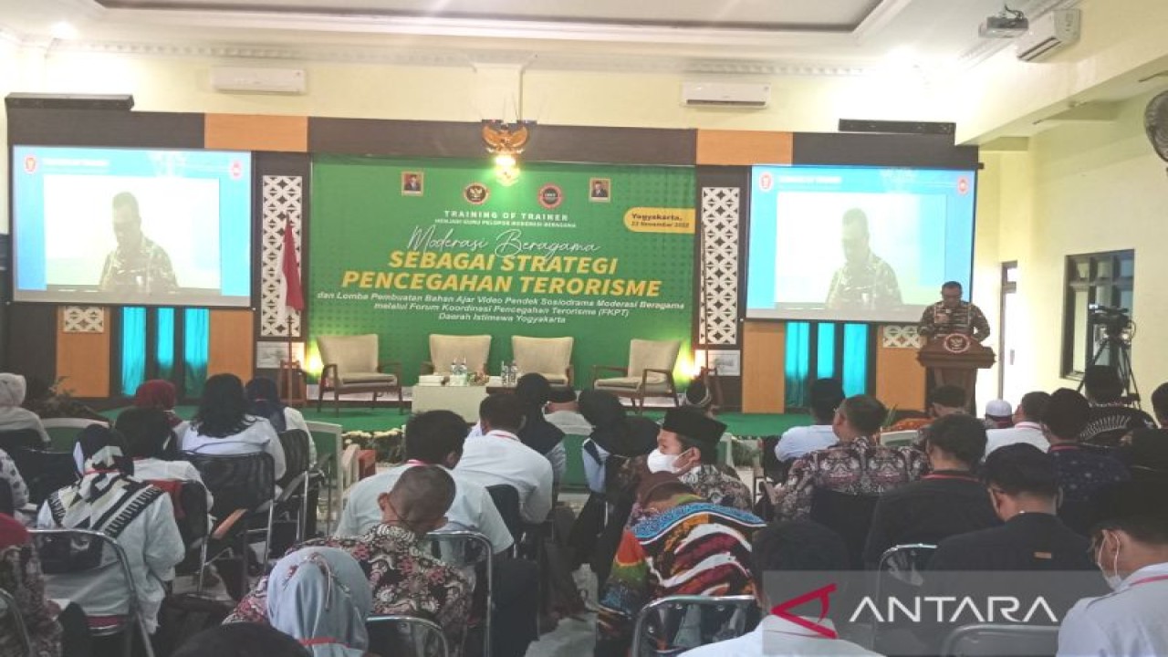 Kasubdit Pemberdayaan Masyarakat BNPT Kolonel Czi Rahmad Suhendro membuka acara "Internalisasi Nilai-nilai Agama, Sosial, Ekonomi, Budaya melalui Training Of Trainer menjadi Guru Pelopor Moderasi Beragama" di Gedung PWNU DIY, Yogyakarta, Rabu (23/11/2022). (ANTARA/Luqman Hakim)