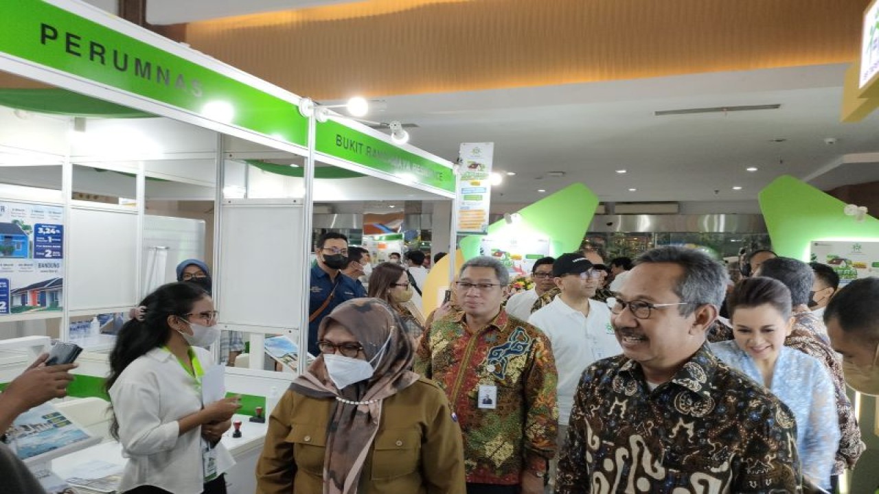 Sekretaris Daerah Kota Bogor Syarifah Sofiah (ketiga dari kanan, baju PDH, berkerudung) dan Komisioner BP Tapera Adi Setianto (kedua dari kanan, batik) saat berkeliling melihat pelayanan informasi kredit perumahan di gerai-gerai Tapera Property Expo 2022 di Lippo Plaza Ekalokasari Kota Bogor, Senin (28/11/2022). (ANTARA/Linna Susanti)