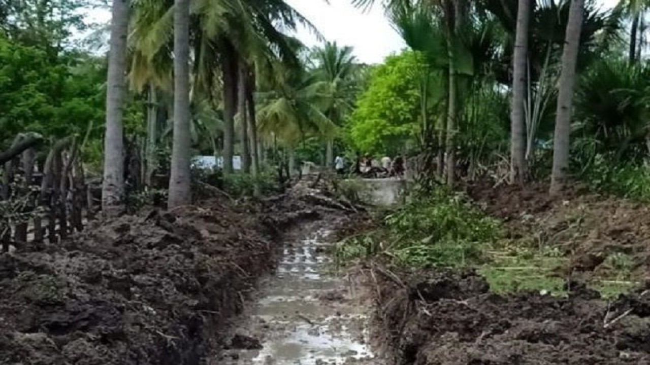 BPBD Kabupaten TTS, Provinsi NTT, Senin (21/11/2022) membuat saluran air pada tiga titik untuk membantu mengarahkan air di Desa Toineke sebagai langkah mitigasi banjir di daerah itu. (FOTO ANTARA/HO-Dokumentasi Pribadi)