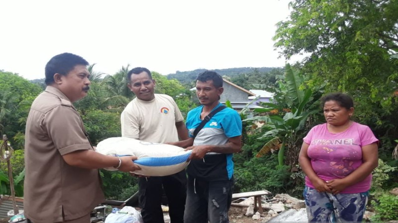 BPBD Kupang salurkan bantuan beras 10 kilogram kepada warga terdampak gempa tektonik di desa Retraen, Kecamatan Amarasi. ANTARA/Ho-Brian