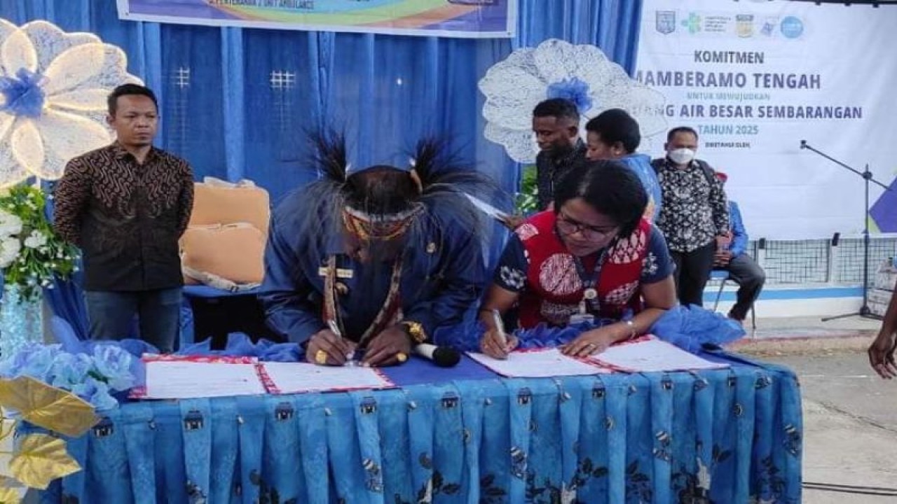 Penandatanganan Nota Kesepakatan antara Pemda Kabupaten Mamberamo Tengah dengan BPJS Kesehatan Cabang Wamena bertempat Puskesmas Ilugwa, Distrik Ilugwa, Kabupaten Mamberamo Tengah, Papua Pegunungan, Sabtu (12/11).  (ANTARA/ HO - Humas BPJS Kesehatan Cabang Wamena)