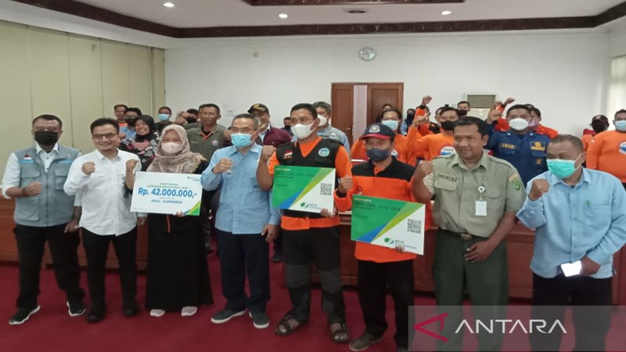 Penyerahan secara simbolis Kartu BPJS Ketenagakerjaan kepada relawan kebencanaan di Kabupaten Bantul, Daerah Istimewa Yogyakarta, Selasa (22/11/2022) (ANTARA/Hery Sidik)