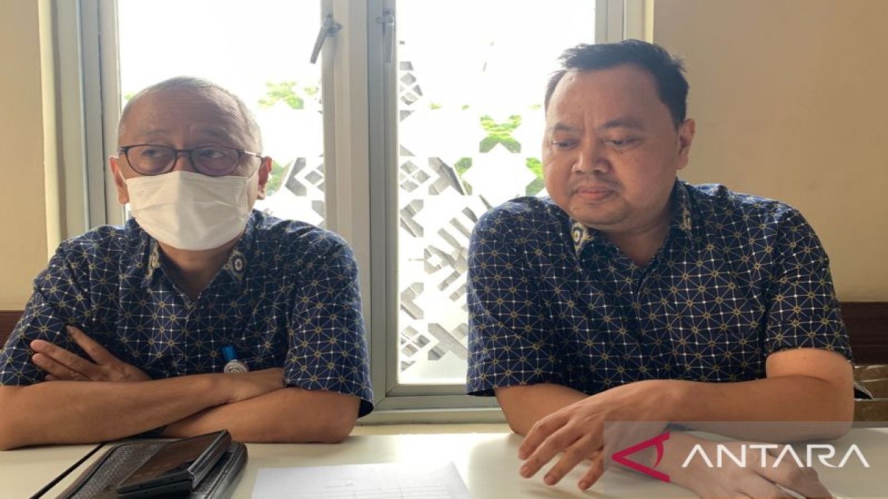 Kepala Kantor BPJS Kesehatan Cabang Cikarang Erry Endry (kiri). (ANTARA/Pradita Kurniawan Syah).