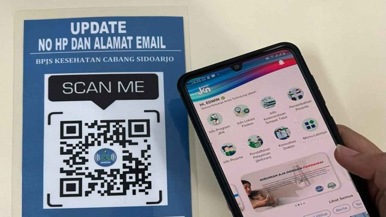 BPJS Kesehatan Sidoarjo berikan kemudahan layanan peserta JKN dengan Mobile melalui inovasi Barcode Update Nomor Handphone (BUNDO). (ANTARA/HO-BPJS Kesehatan Sidoarjo )