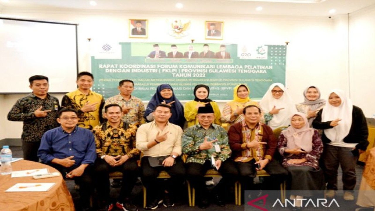 Foto bersama pihak BPVP Kendari dan FKLPI dalam kegiatan sinergi mengatasi masalah pengangguran dan kemiskinan di Sulawesi Tenggara, Sabtu (19/11/2022). (ANTARA/HO-BPVP Kendari)