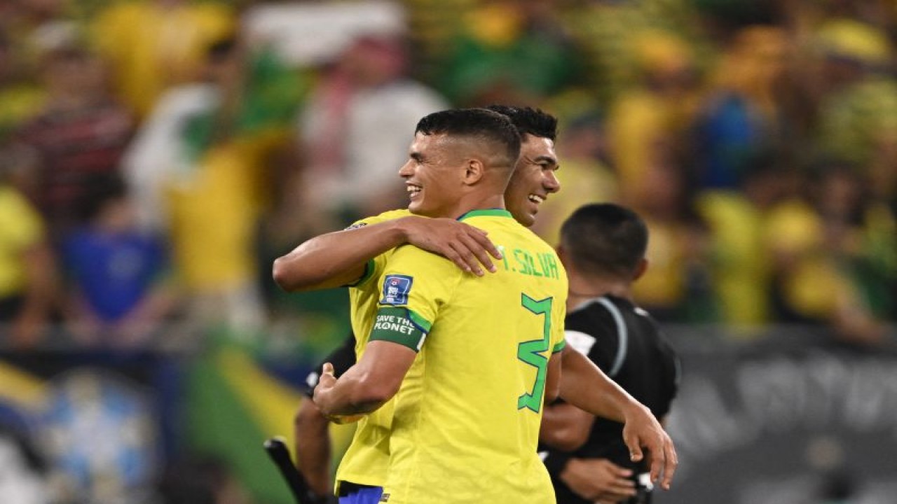 Gelandang Brazil Casemiro (kiri) dan bek Brazil Thiago Silva merayakan kemenangan Brazil atas Swiss di laga penyisihan grup G Piala Dunia 2022 di Stadium 974, Doha, Senin (28/11/2022) (AFP/FABRICE COFFRINI)