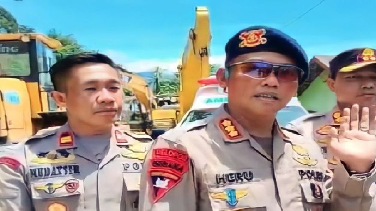 Dansat Brimob Polda Sulsel Kombes Pol Heru Novianto saat memimpin pasukannya dalam upaya evakuasi korban longsor di Gowa, Sulsel, Kamis (17/11/2022). ANTARA/Muh Hasanuddin