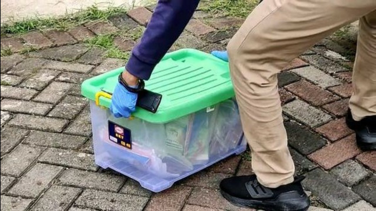 Buku yang diamankan polisi dari rumah keluarga yang tewas 'mengering'. (Detikcom)