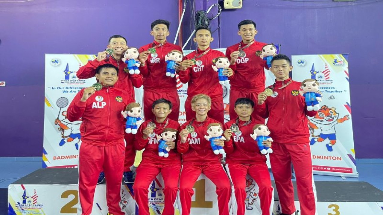 Tim bulu tangkis tunarungu Indonesia berpose setelah memenangi bulu tangkis beregu ASEAN Deaf Games 2022 di Kuala Lumpur, Malaysia, Kamis (24/11/2022). (HO via ASEAN Deaf Games)