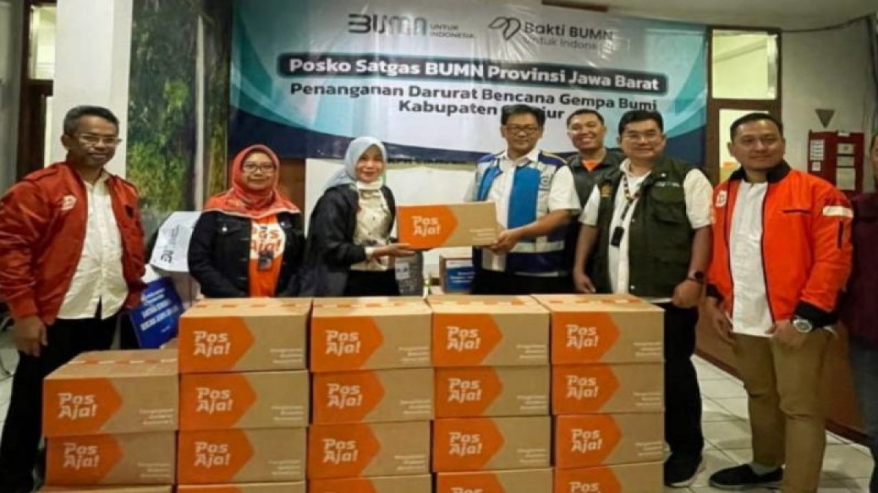 BUMN PT Pos Indonesia menyalurkan bantuan logistik kepada Satgas Bencana BUMN untuk korban gempa bumi di Kabupaten Cianjur, Jawa Barat, Kamis (24/11/2022). (FOTO ANTARA/HO-Pos Indonesia)