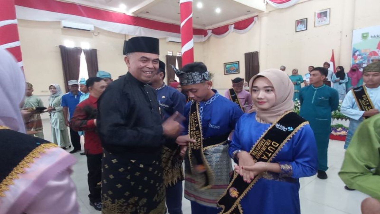 Bupati Natuna, Wan Siswandi dan Istri saat berswafoto bersama Duta Remaja Berencana (GenRe) Natuna, Jumat (18/11). ANTARA/HO-Kominfo Natuna