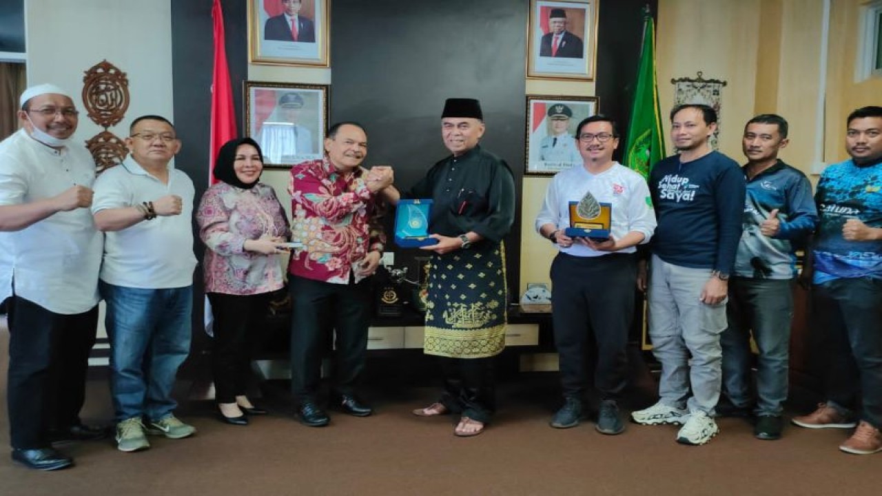 Bupati Natuna Wan Siswandi saat foto bersama dengan pihak Yayasan Griya Husada Universitas Batam terkait kerja sama beasiswa di Natuna, Jum'at (18/11). (ANTARA/HO-Kominfo Natuna/Cherman)