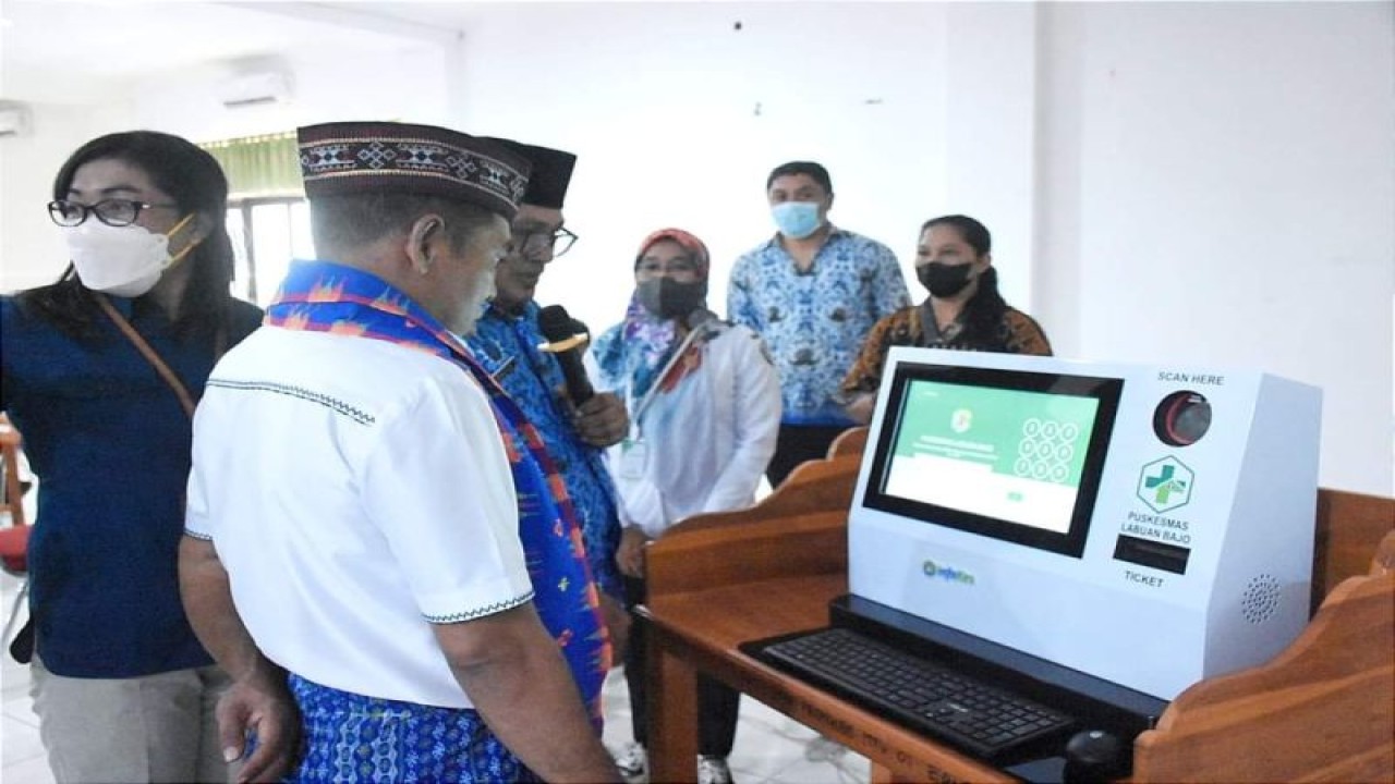 Bupati Manggarai Barat Edistasius Endi memantau aplikasi Wekar Lawa atau Wahana Elektronik untuk Kesehatan Masyarakat Lintas Warga Pengguna yang baru saja diluncurkan di Manggarai Barat, NTT, Kamis (17/11/2022). ANTARA/HO-Dinas Kominfo Manggarai Barat