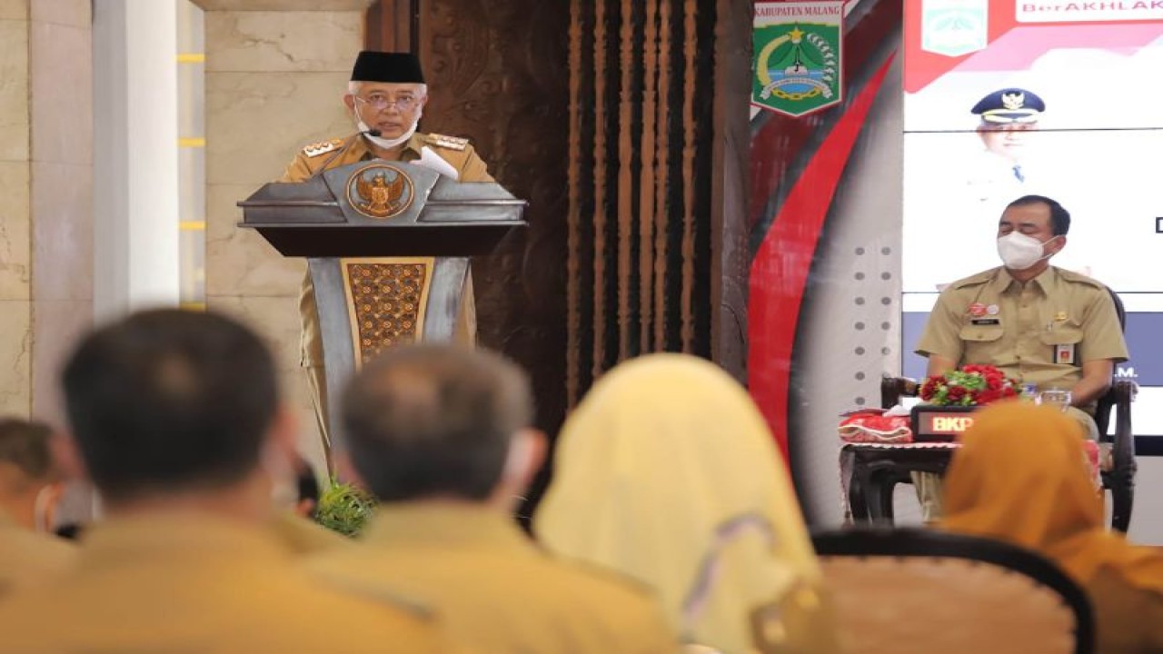 Bupati Malang M Sanusi pada saat memberikan pengarahan dalam Sosialisasi Penilaian Kinerja Pegawai Aparatur Sipil Negara, di Kabupaten Malang, Jawa Timur, Selasa (22/11/2022). (ANTARA/HO-Humas Pemkab Malang)