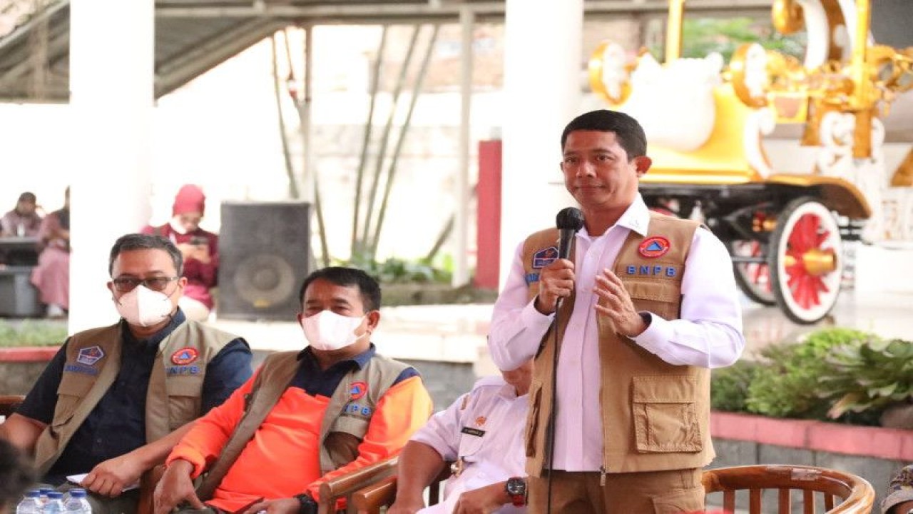 Kepala BNPB Letjen TNI Suharyanto (kemeja putih dengan rompi cokelat) memimpin rapat koordinasi penanganan bencana gempa bumi di Kantor Bupati Cianjur, Jawa Barat, Rabu (23/11/2022) (ANTARA/HO-BNPB)