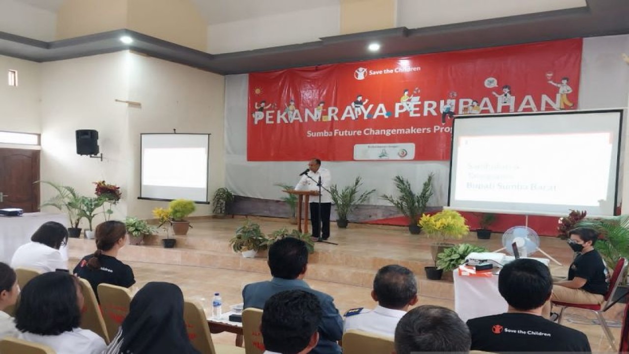 Bupati Sumba Barat Yohanis Dade memberikan sambutan dalam kegiatan bertema Pekan Raya Perubahan yang digelar Save the Children Indonesia di Waikabubak, Sumba Barat, NTT, Rabu (23/11/2022). (ANTARA/Aloysius Lewokeda)